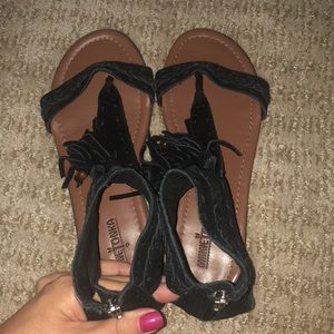 🖤 Black Fringe Minnetonka Sandals 🖤